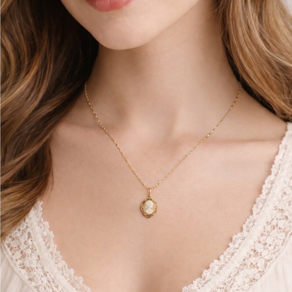 Unbranded Jewelry - Vintage Style Gold Tone Cameo Pendant Necklace Costume Jewelry 17”